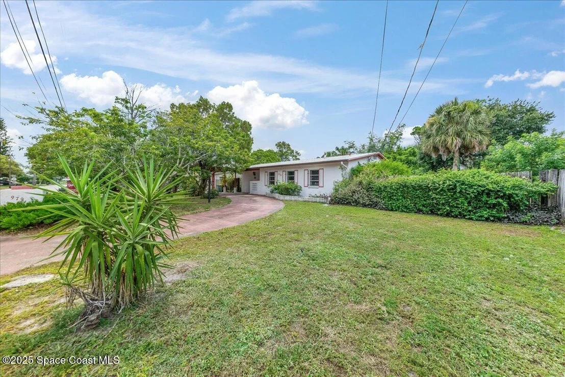 Photo of 979 Bouganvillea Drive