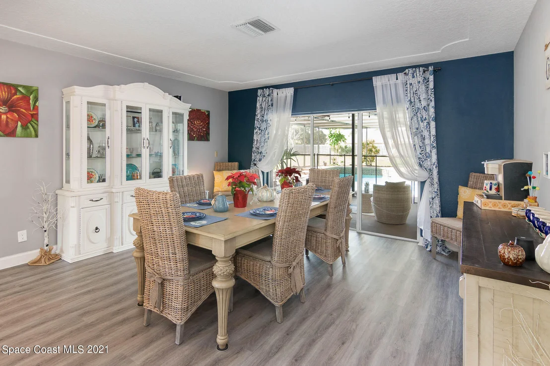Photo of 1002 Mandarin Drive NE