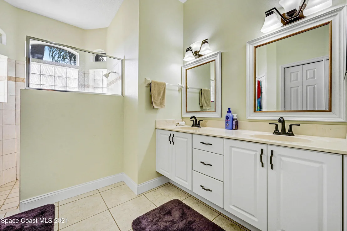 Photo of 2571 Canterbury Circle