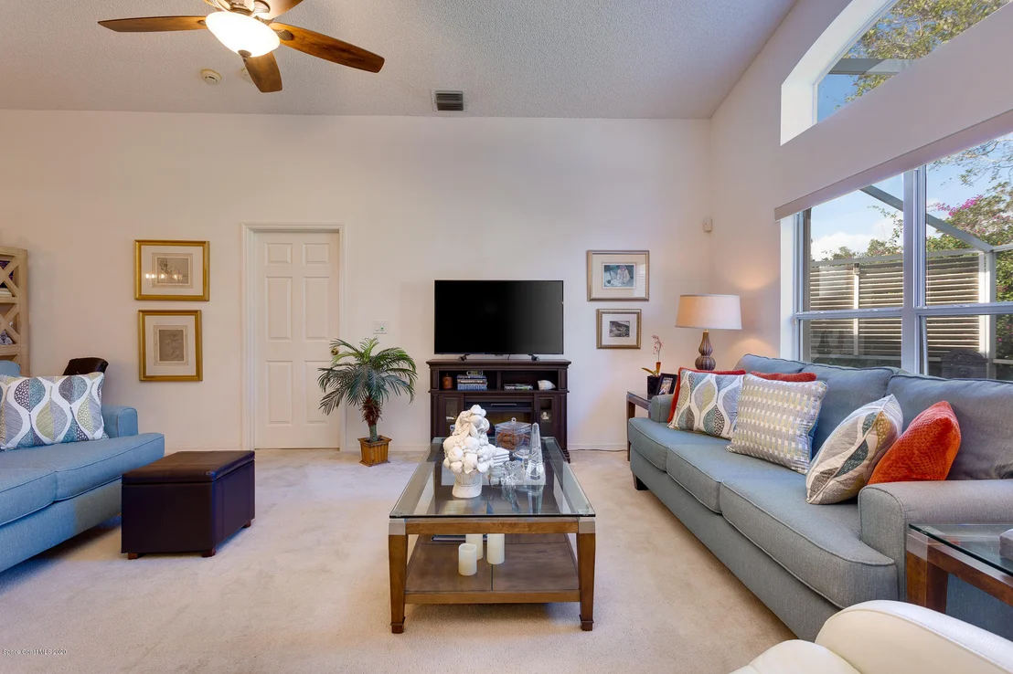 Photo of 989 Villa Drive