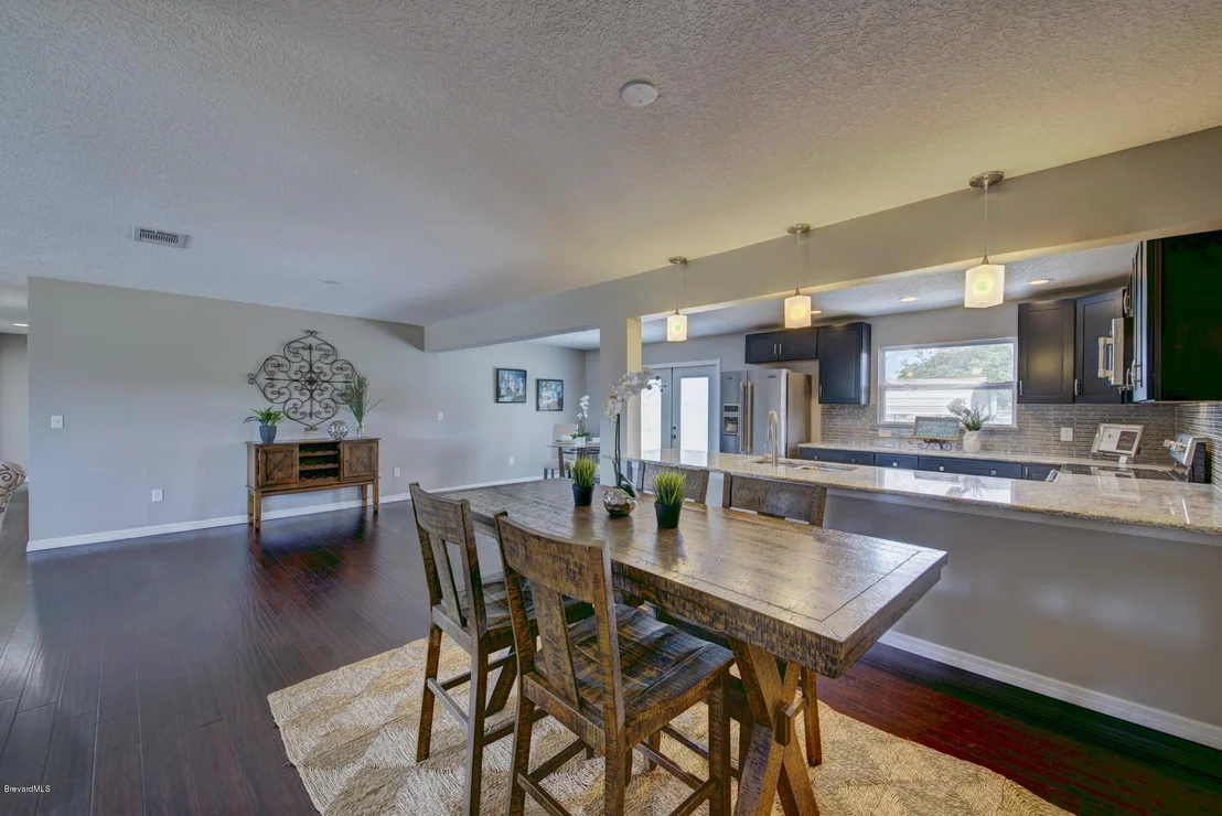 Photo of 1025 Riviera Drive NE