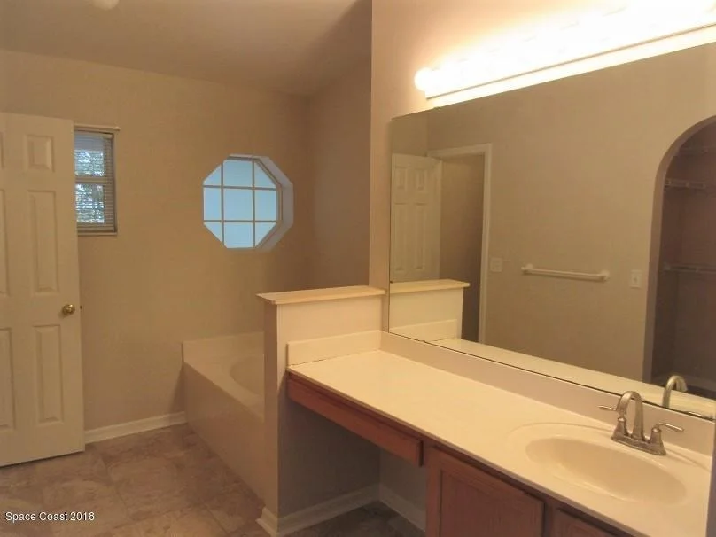 Photo of 1243 White Oak Circle
