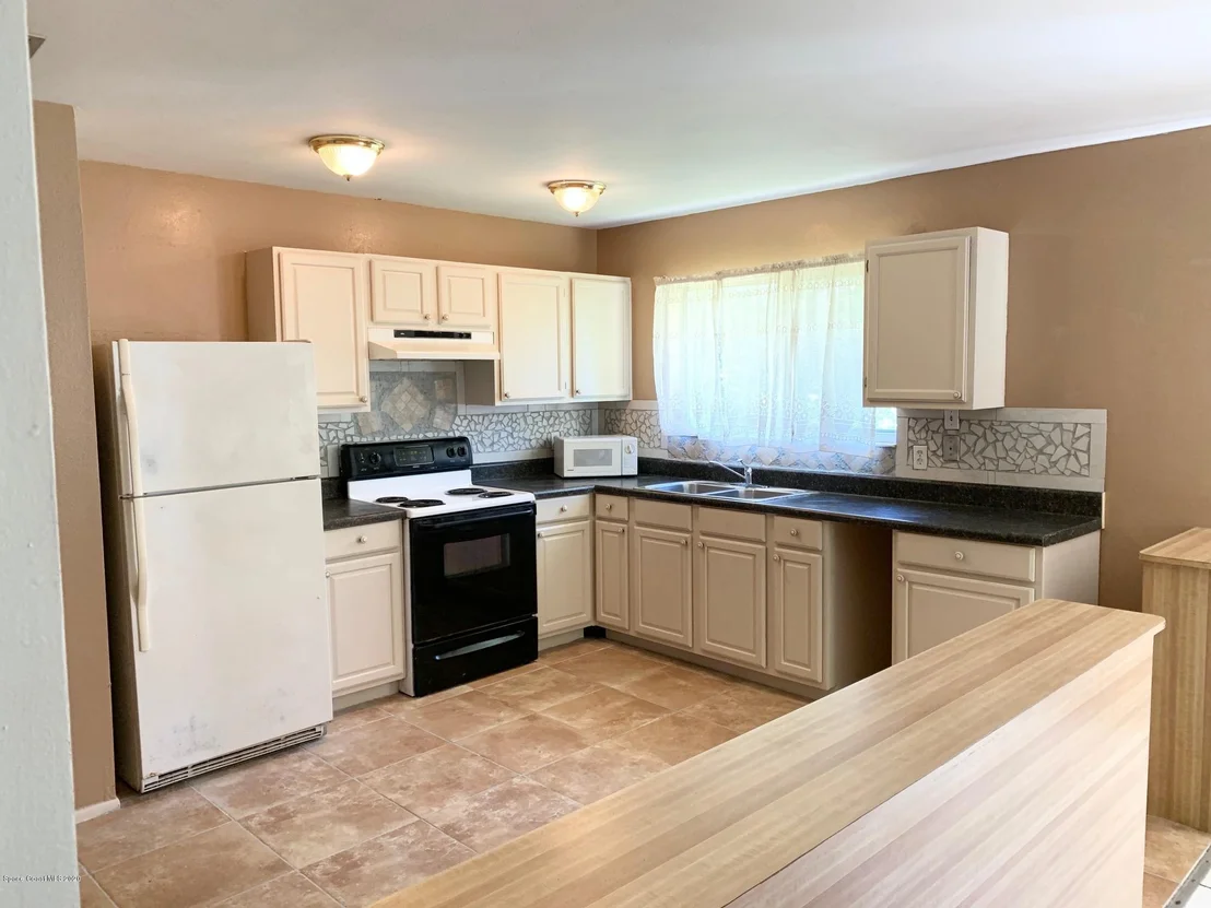 Photo of 1090 Mariposa Drive NE