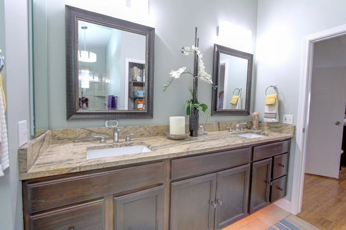Photo of 1237 Lakeview Drive