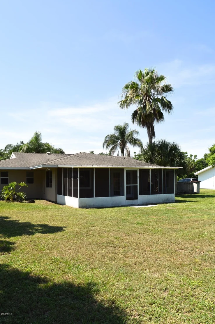 Photo of 881 Riviera Drive NE