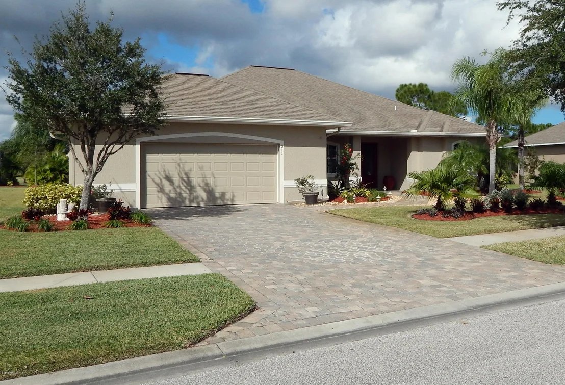 Photo of 211 SE Devlin Court