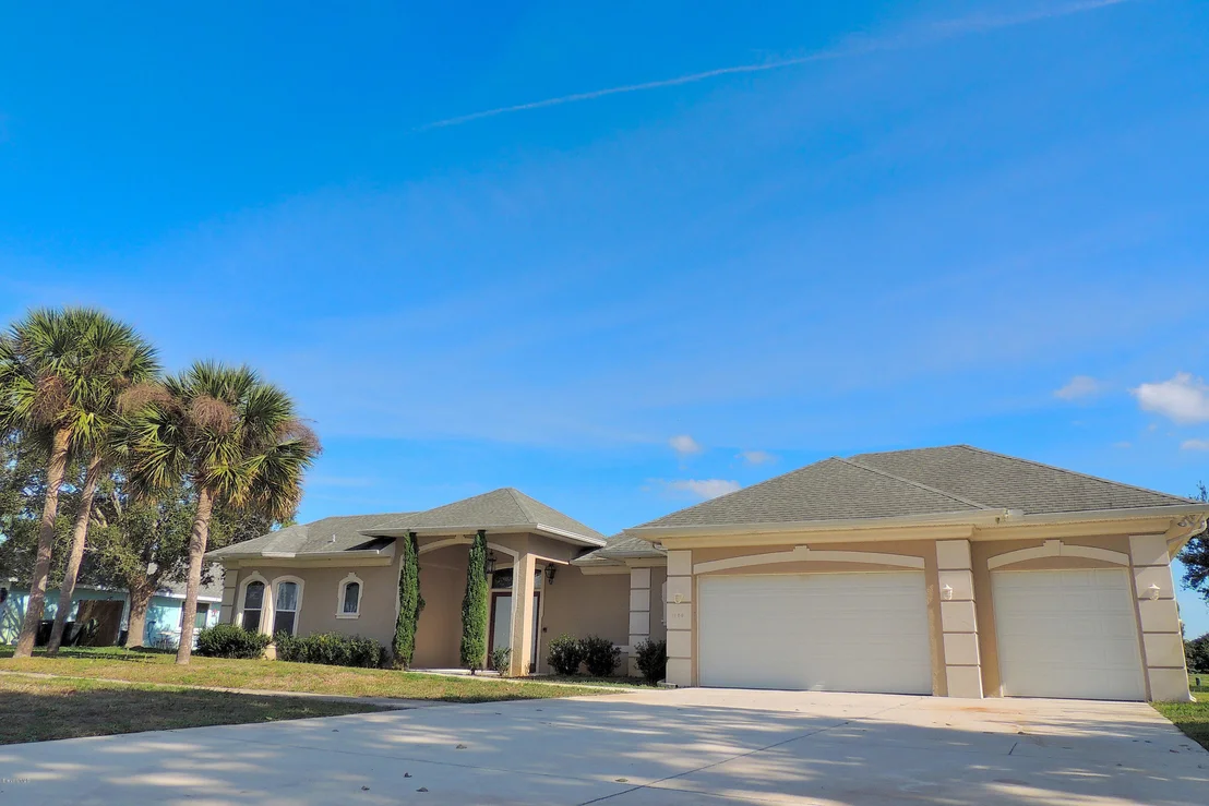 Photo of 1120 NE Riviera Drive