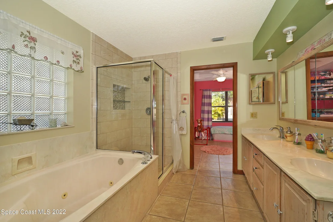 Photo of 1814 Oak Drive N