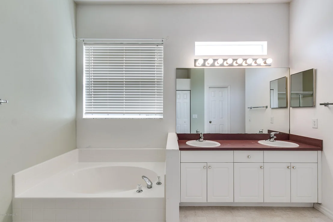 Photo of 899 Lyons Circle NW