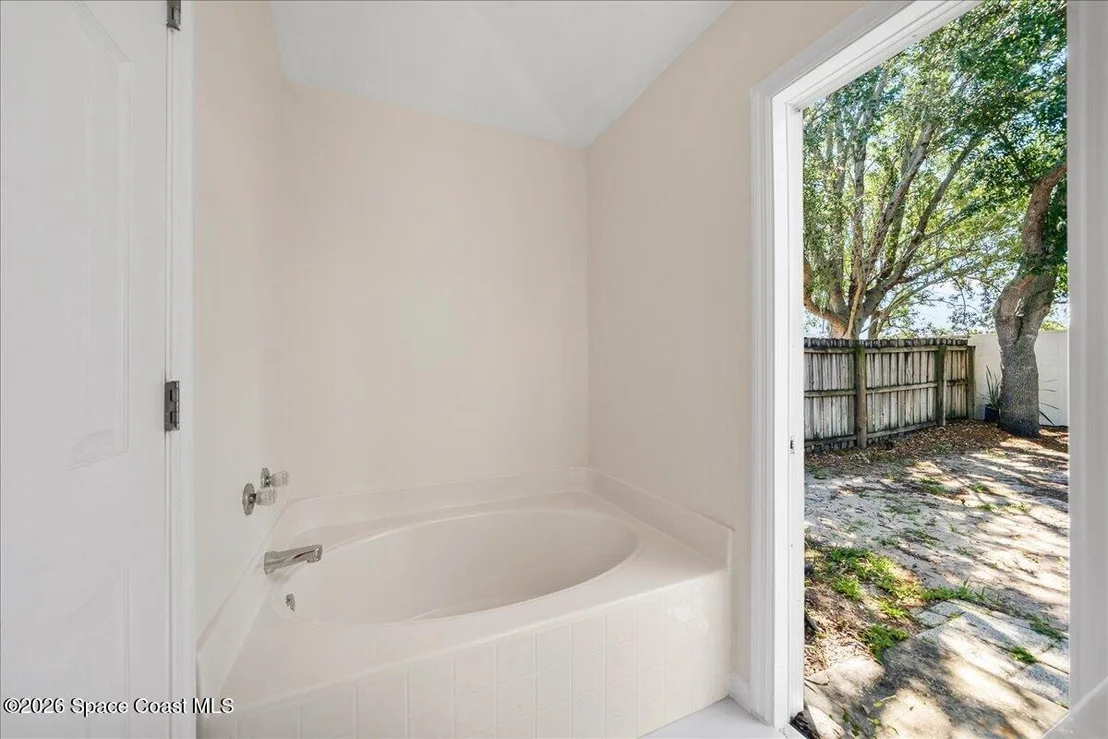 Photo of 1281 White Oak Circle