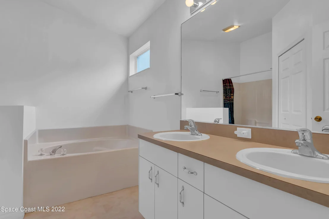 Photo of 1019 E 13th Square