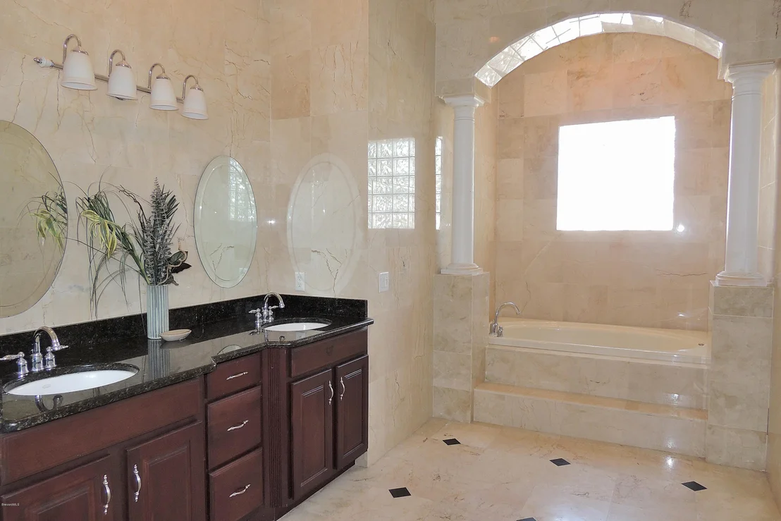 Photo of 1120 NE Riviera Drive