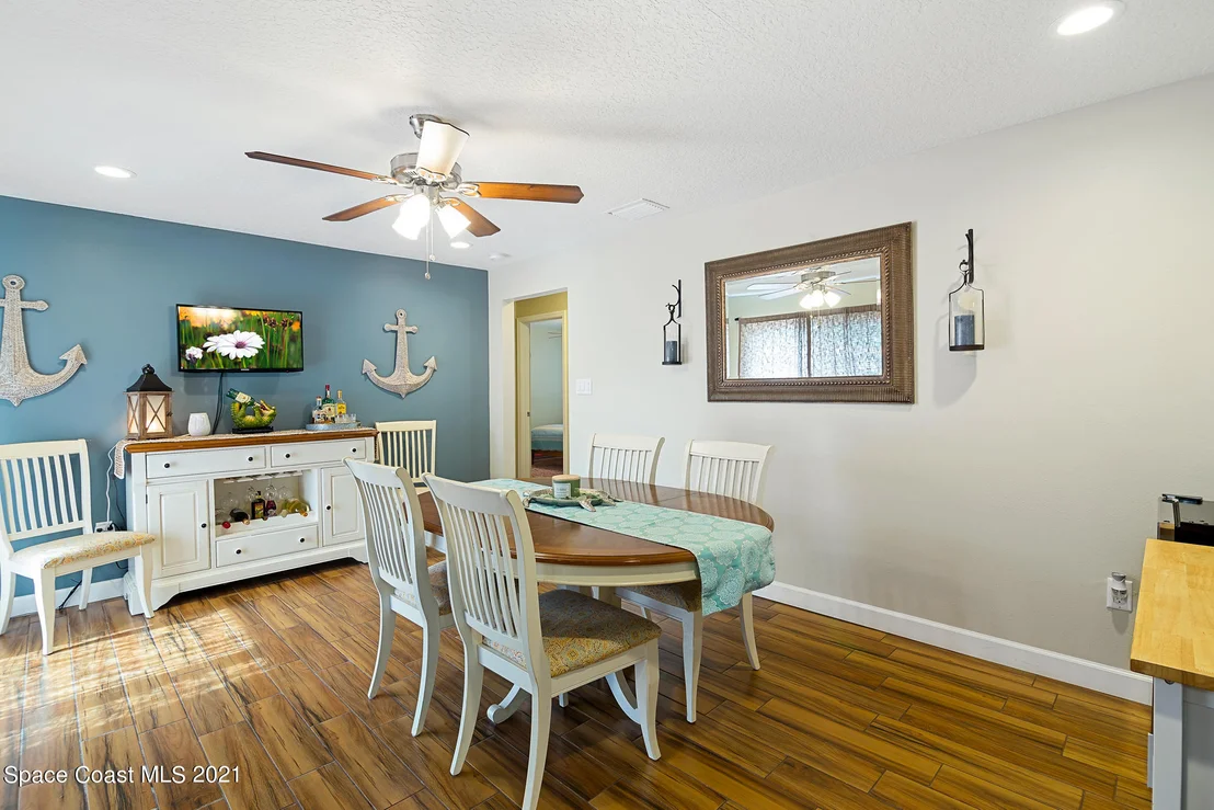 Photo of 871 Kings Post Road