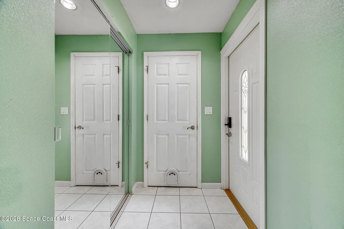 Photo of 586 Louvre Drive