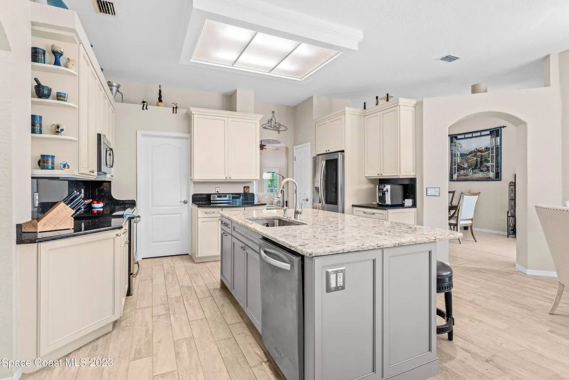 Photo of 665 Carriage Hill Road