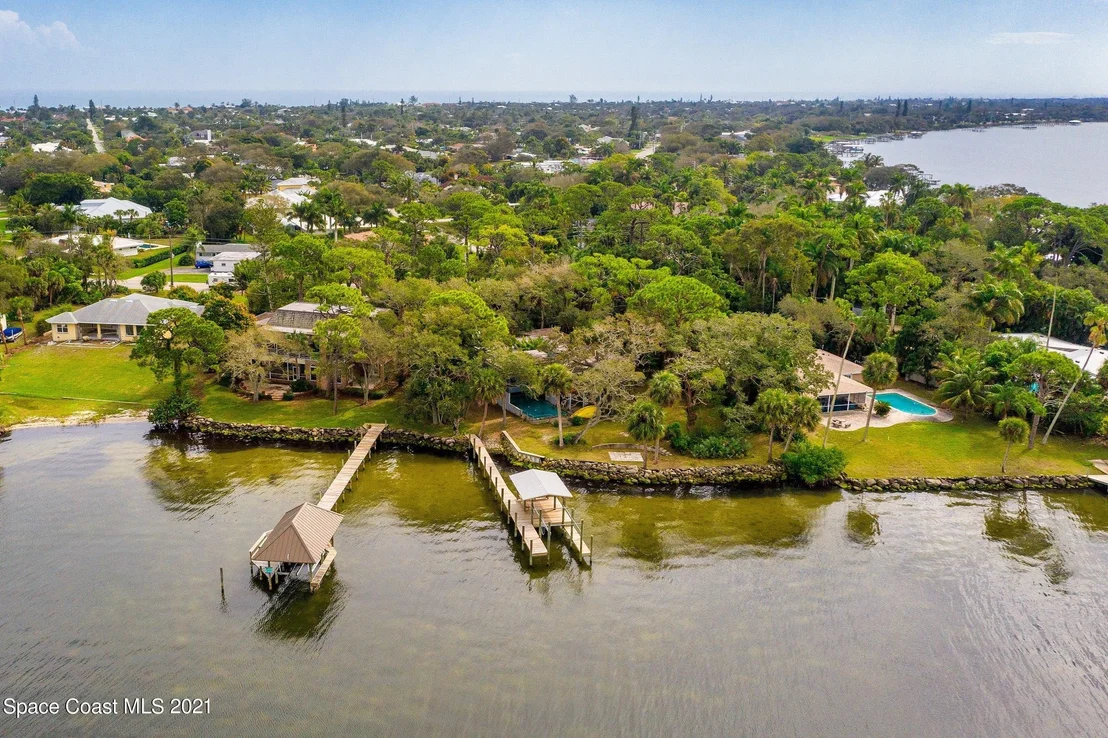 Photo of 1320 S Riverside Drive
