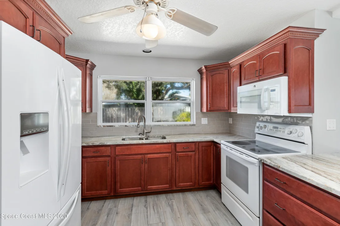 Photo of 609 Roberts Lane NE