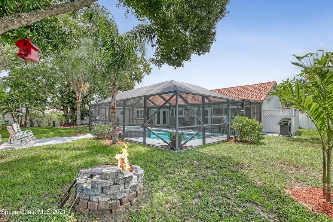 Photo of 895 Riviera Drive NE