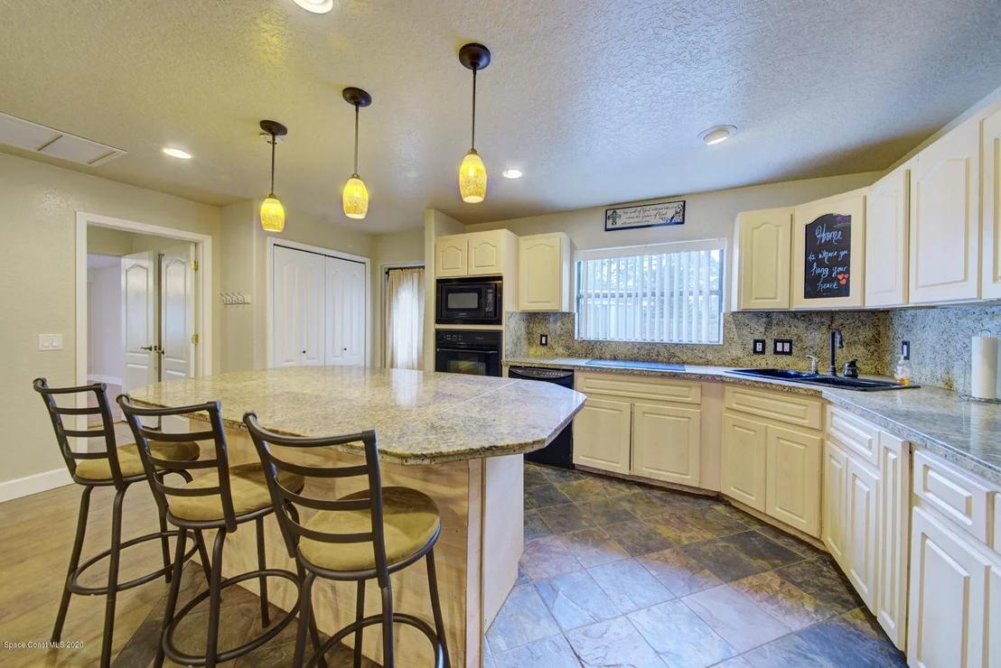 Photo of 1043 Green Road