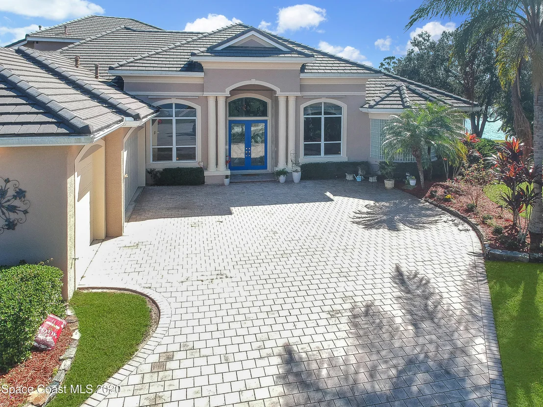 Photo of 975 Chatsworth Drive