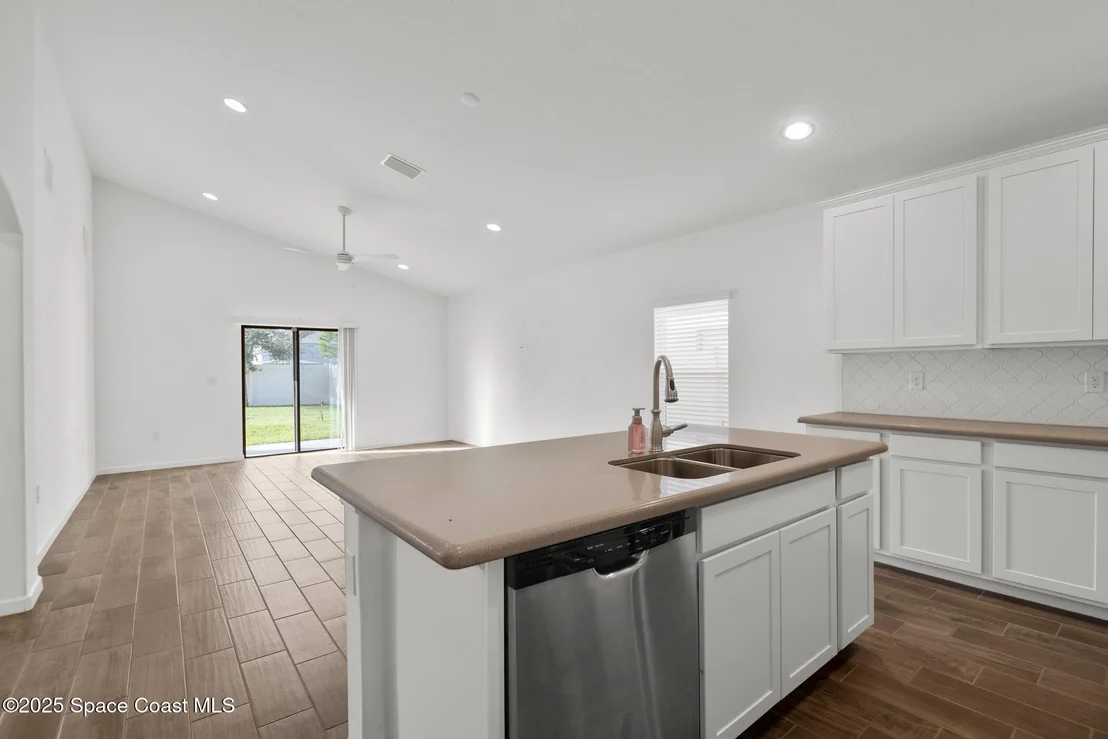 Photo of 950 Dillard Drive SE