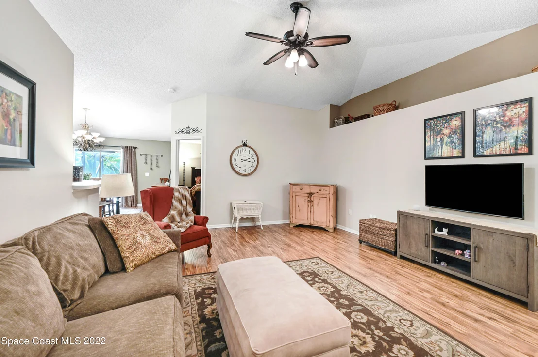 Photo of 1153 White Oak Circle