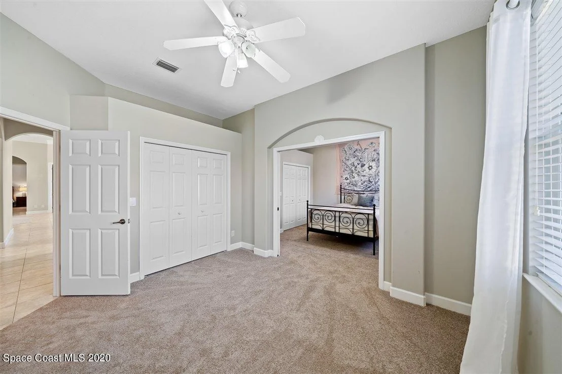Photo of 925 Chatsworth Drive