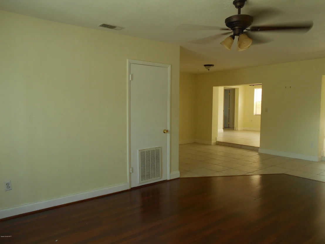Photo of 1033 Cabot Drive NE