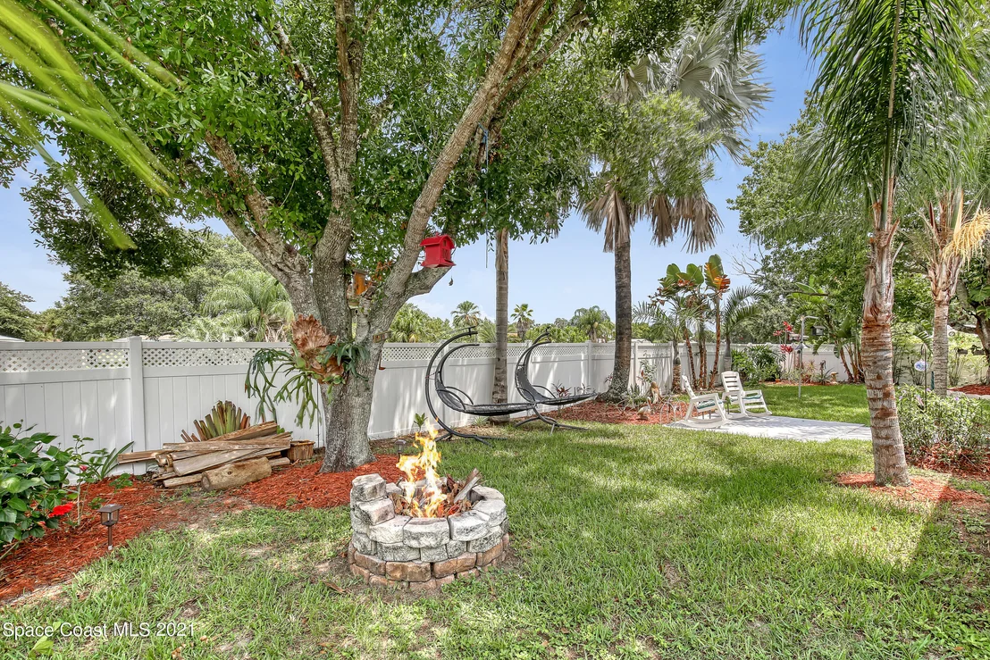 Photo of 895 Riviera Drive NE