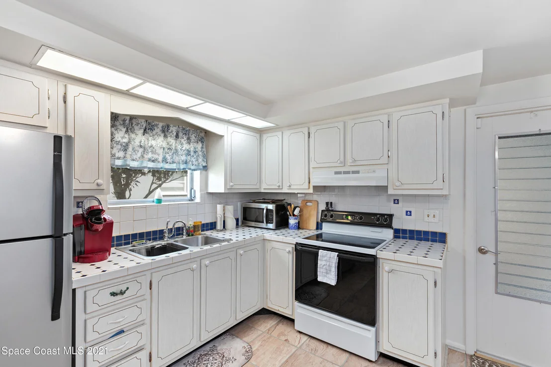 Photo of 584 Westminster Avenue