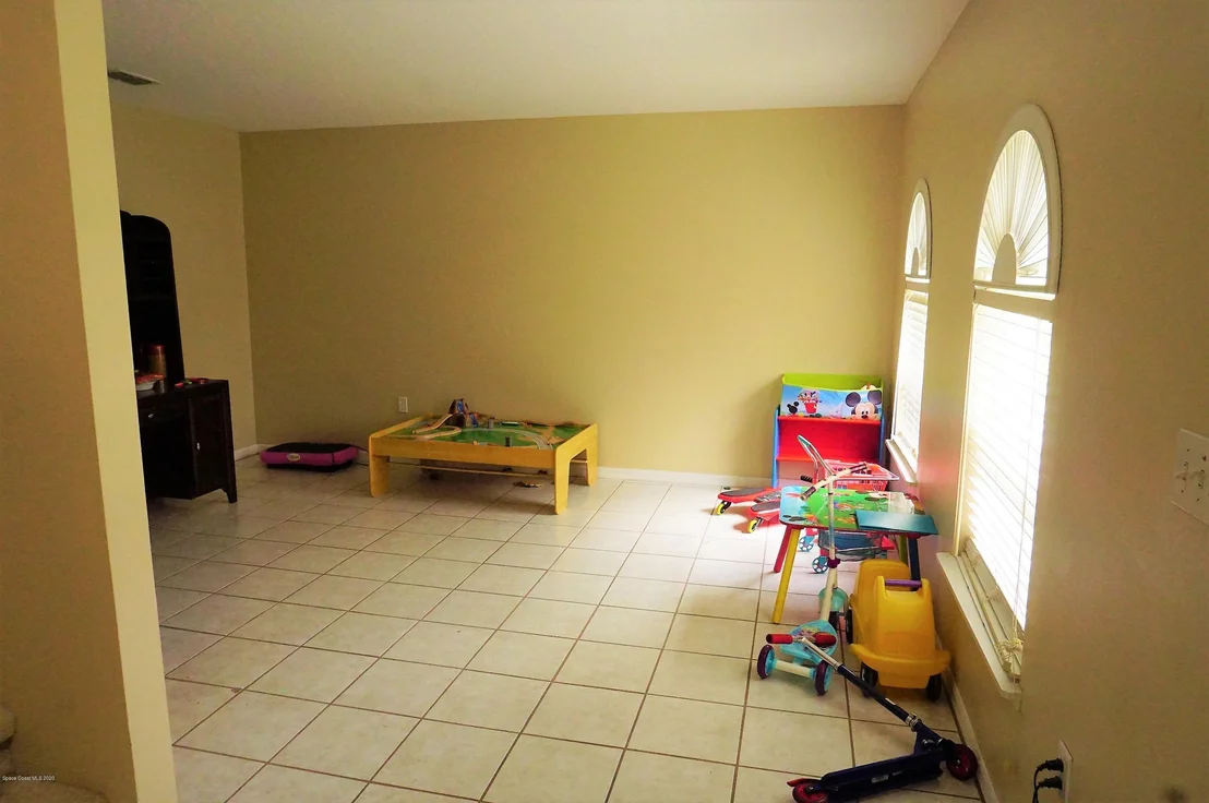 Photo of 1229 White Oak Circle