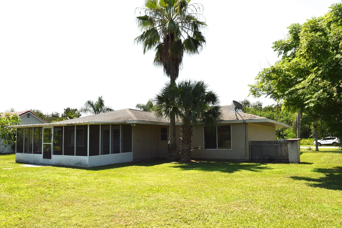 Photo of 881 Riviera Drive NE