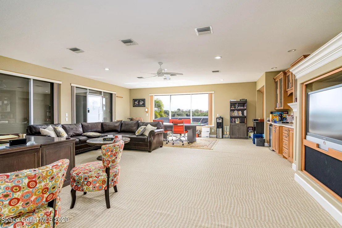 Photo of 975 Chatsworth Drive