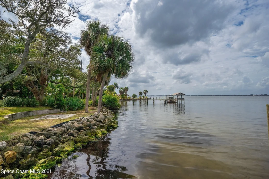 Photo of 1320 S Riverside Drive