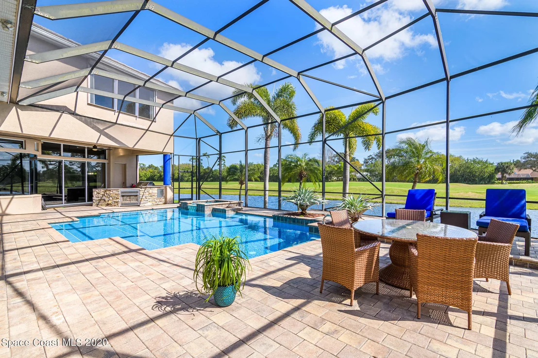 Photo of 975 Chatsworth Drive