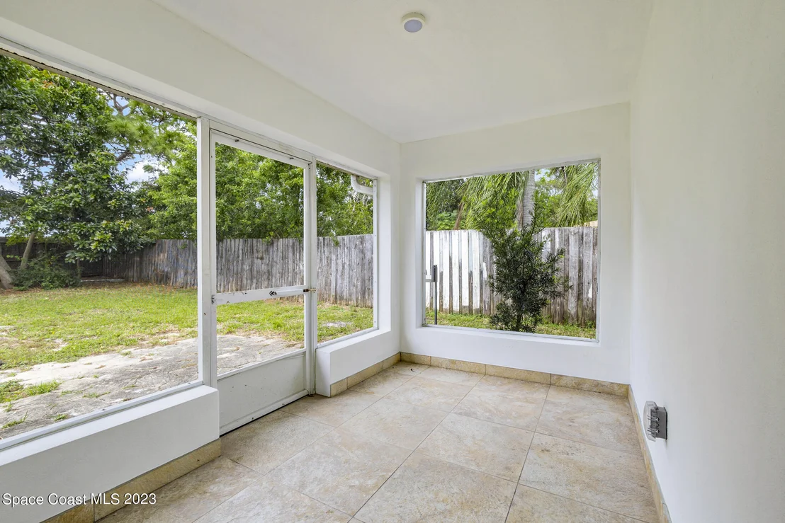 Photo of 1070 Mariposa Drive NE