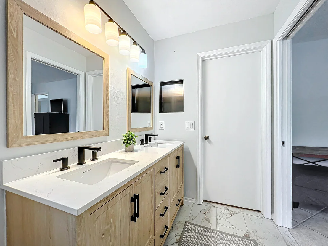 Photo of 909 Lyons Circle NW