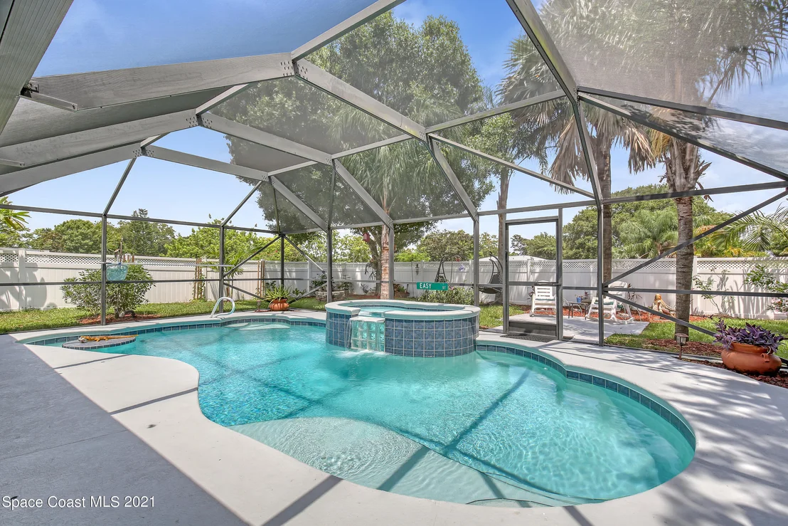 Photo of 895 Riviera Drive NE
