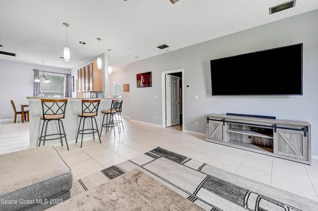 Photo of 880 Lyons Circle NW