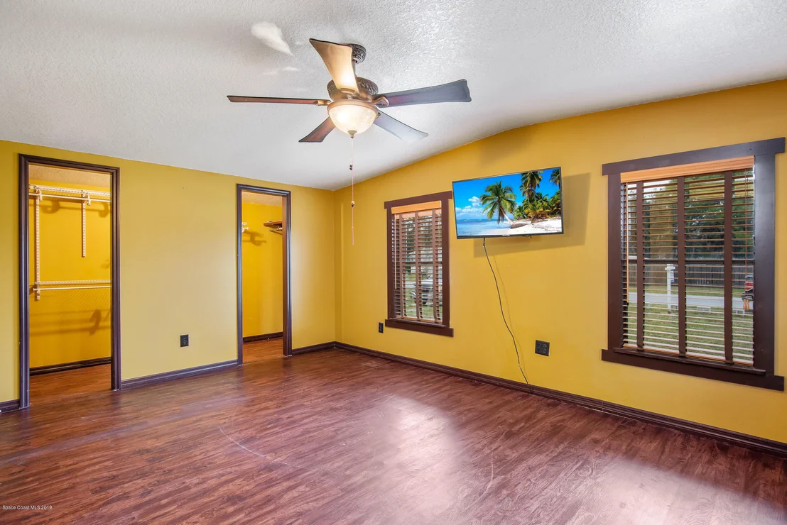 Photo of 497 Louis Drive