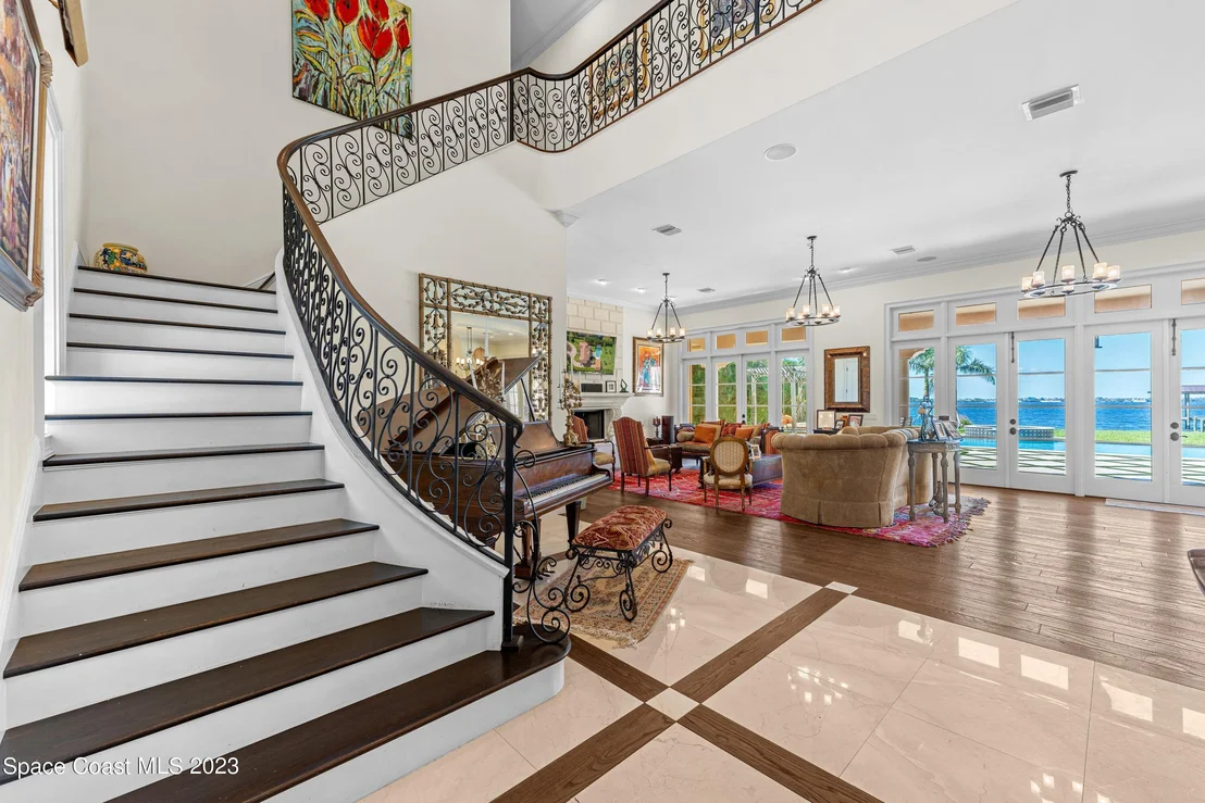 Photo of 2142 N Riverside Drive