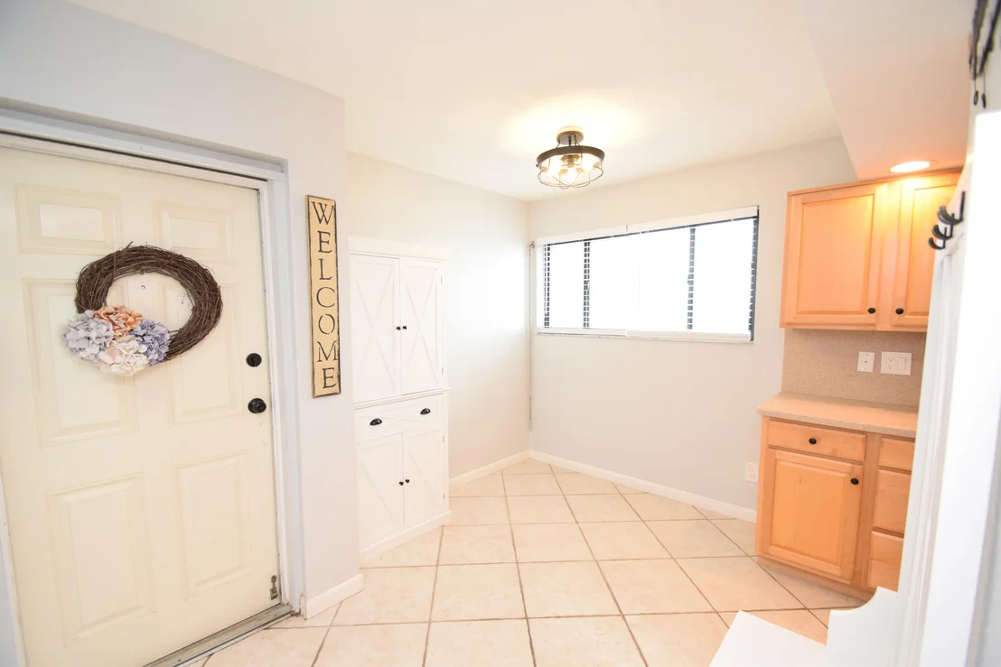 Photo of Unit 301 at 3901 Dixie Highway NE