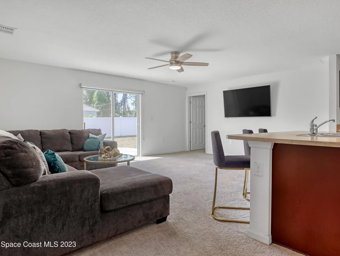 Photo of 1100 Eldron Boulevard SE