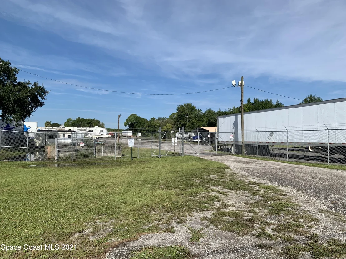 Photo of 185 N Range Road