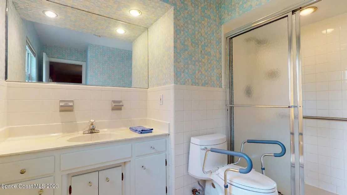 Photo of 204 S Riverside Drive