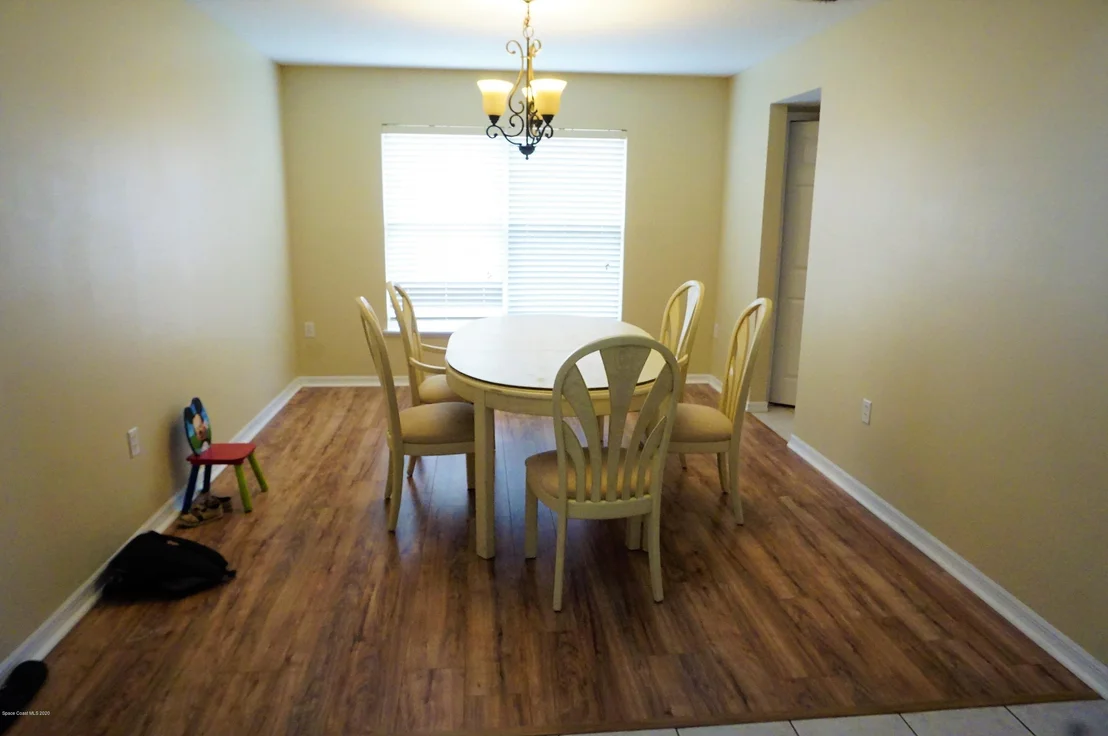 Photo of 1229 White Oak Circle