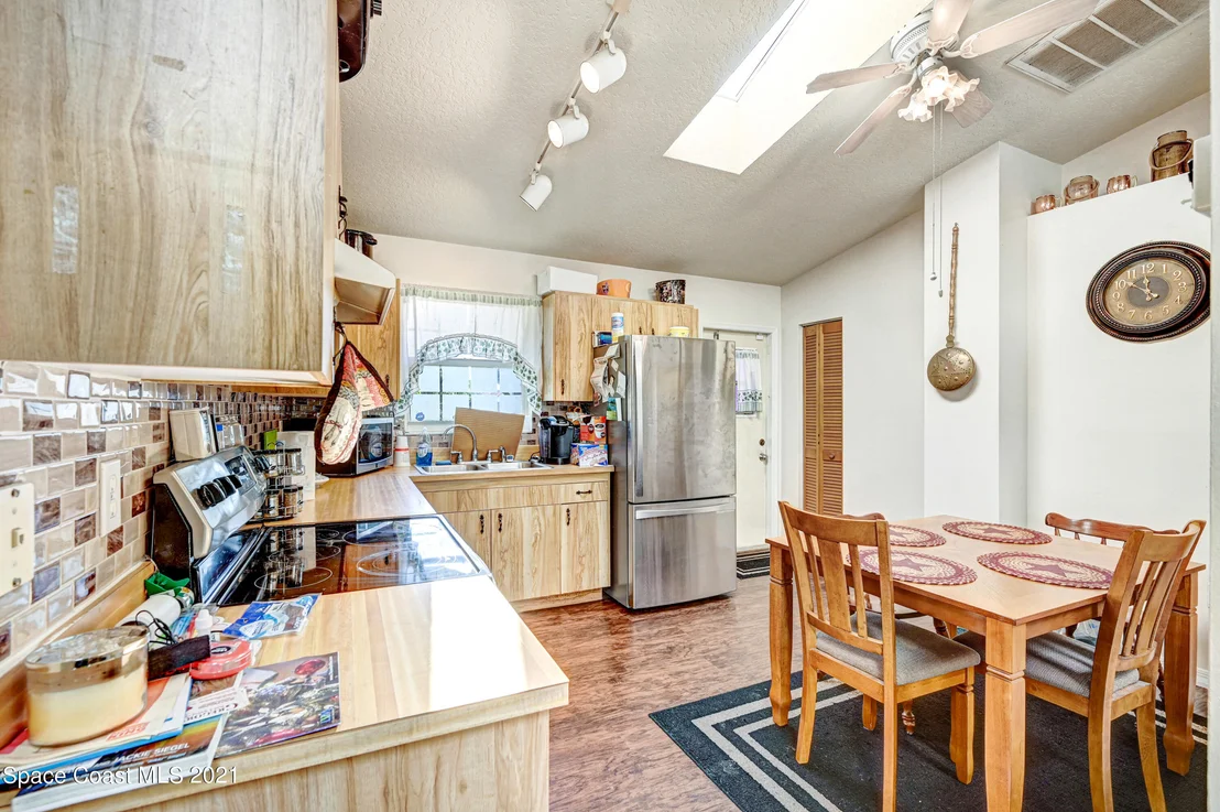 Photo of 6621 Bancroft Avenue