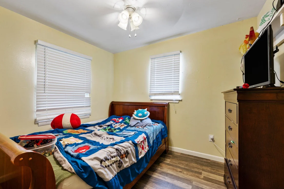 Photo of 822 Onyx Drive NE