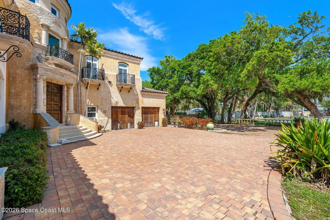 Photo of 1000 N Riverside Drive
