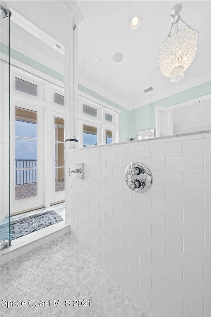 Photo of 2780 N Riverside Drive